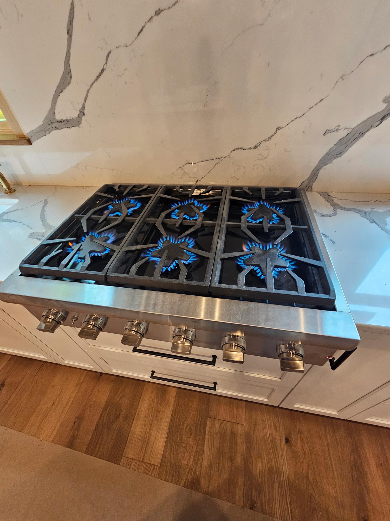Testing the new Thermador, 6-burner gas cooktop with distinctive star burner